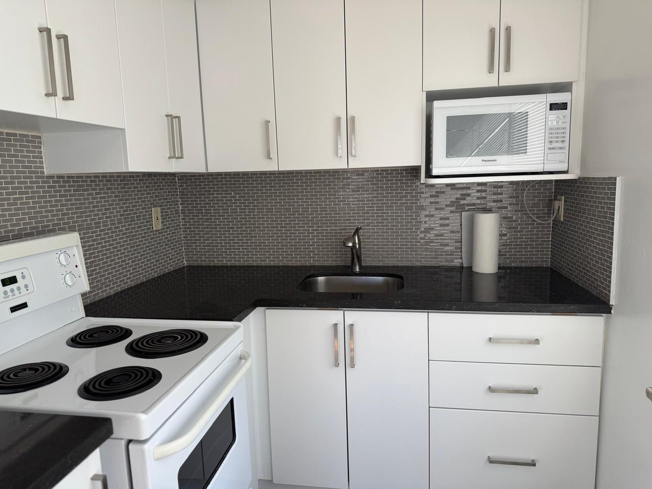 1112 Avenue Rd Unit: 302
