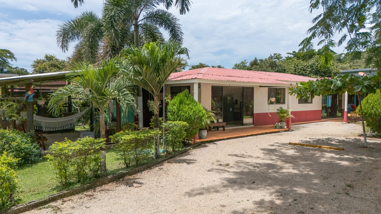 Tamarit House | Spacious Tropical Retreat in Villareal, Costa Rica