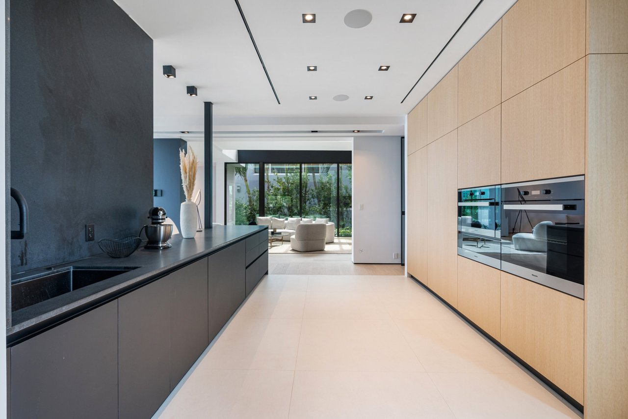 February 2025 | Sabal Development, led by Pascal Nicolai, Finalizes $20.6 Million Sale of Exquisite Venetian Island Estate