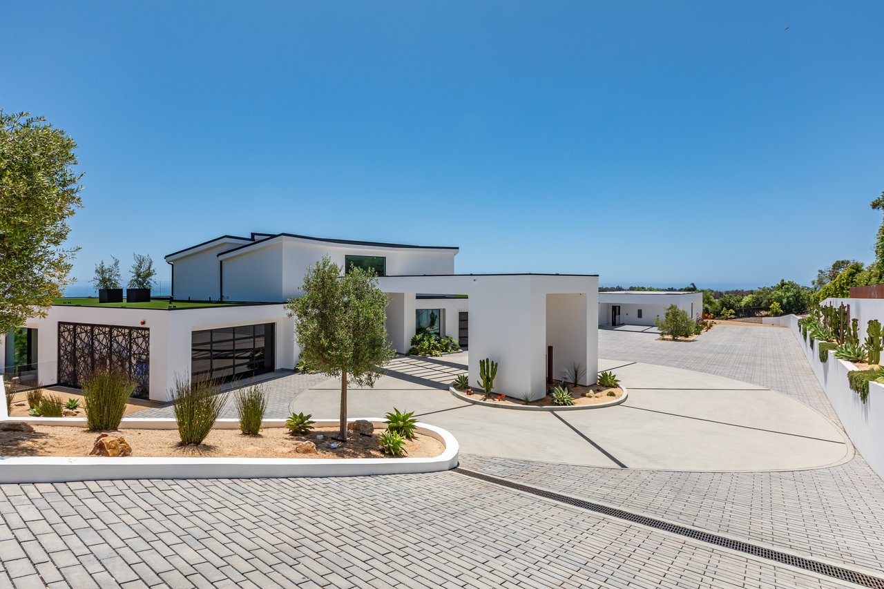 6156 Zumirez Dr