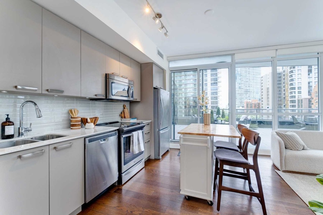 30 Roehampton Ave, Ste 709