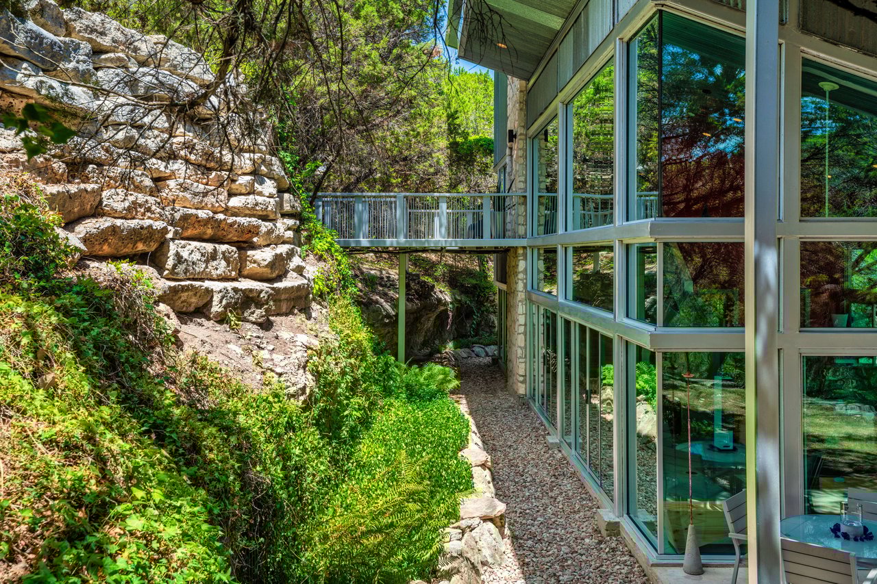 2803 Manitou Dr