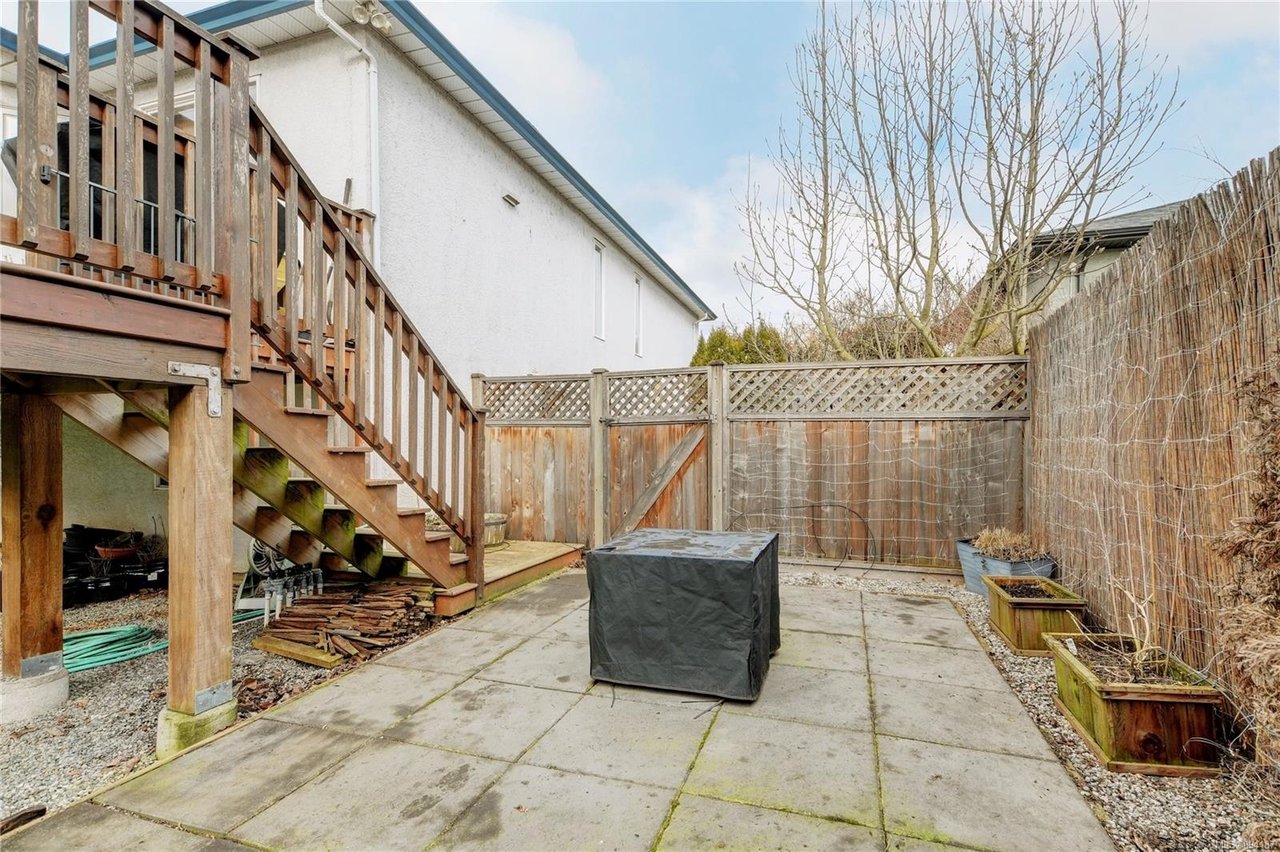 585 Baxter Ave
