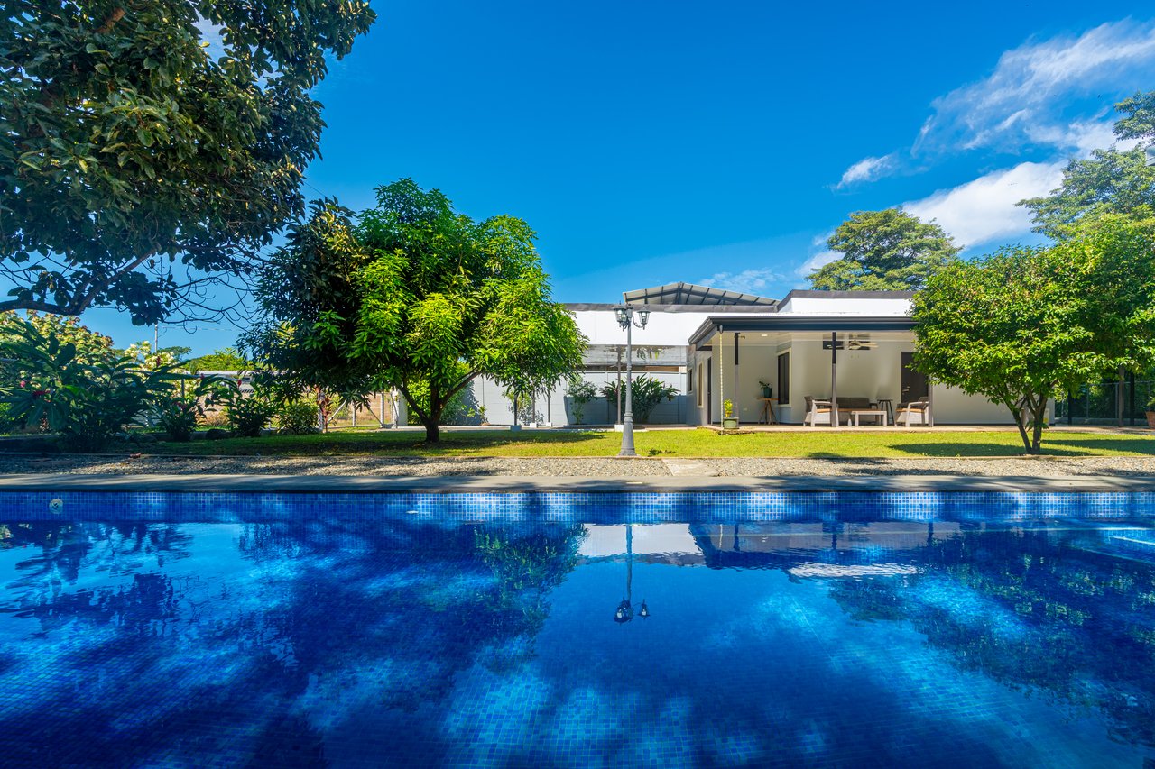 3-Bedroom Home on a Double Lot with Large Pool Backing to Jungle