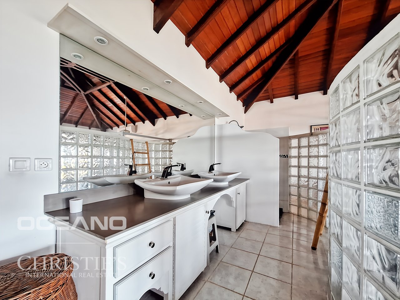 Exceptional Villa – Panoramic Ocean View (Oyster Pond)