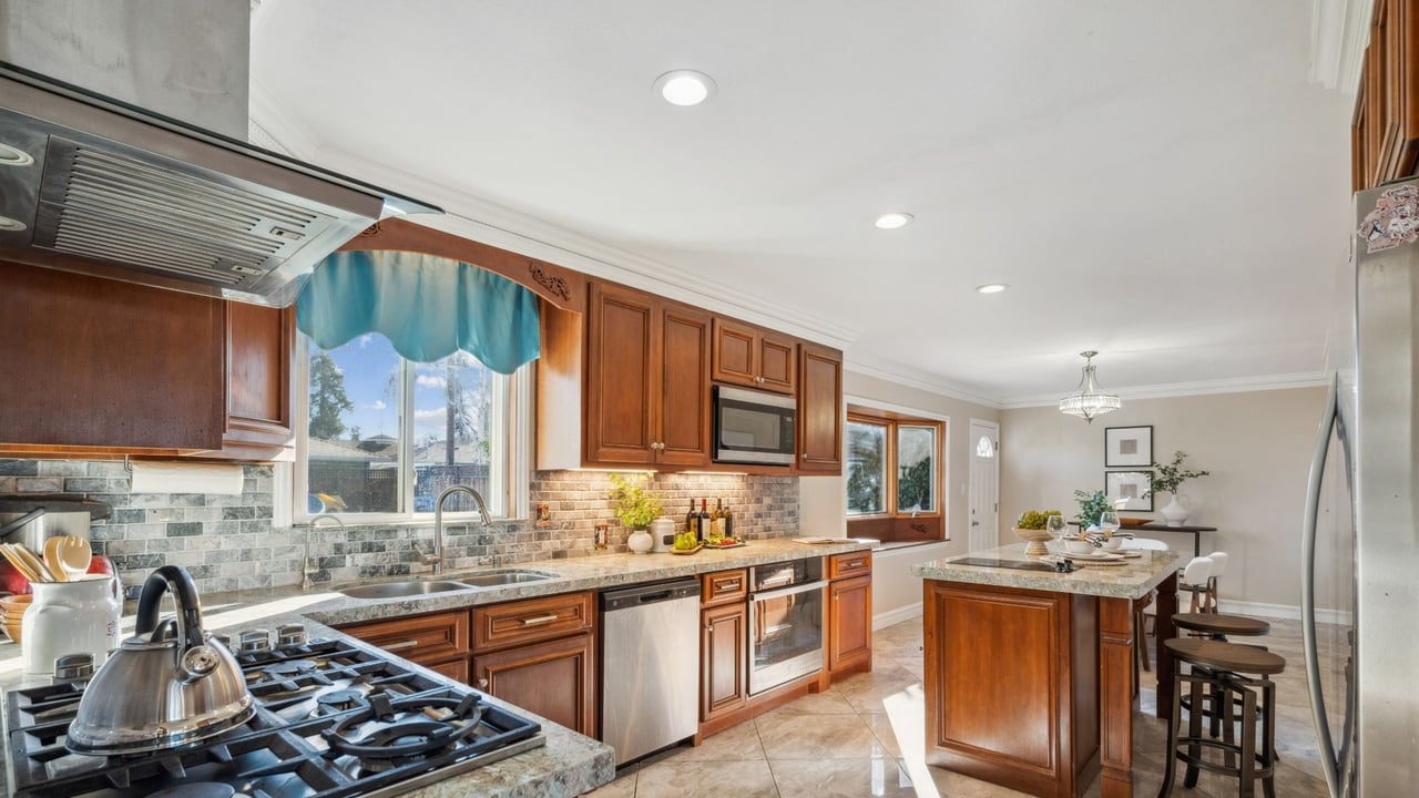 1067 Scott BLVD