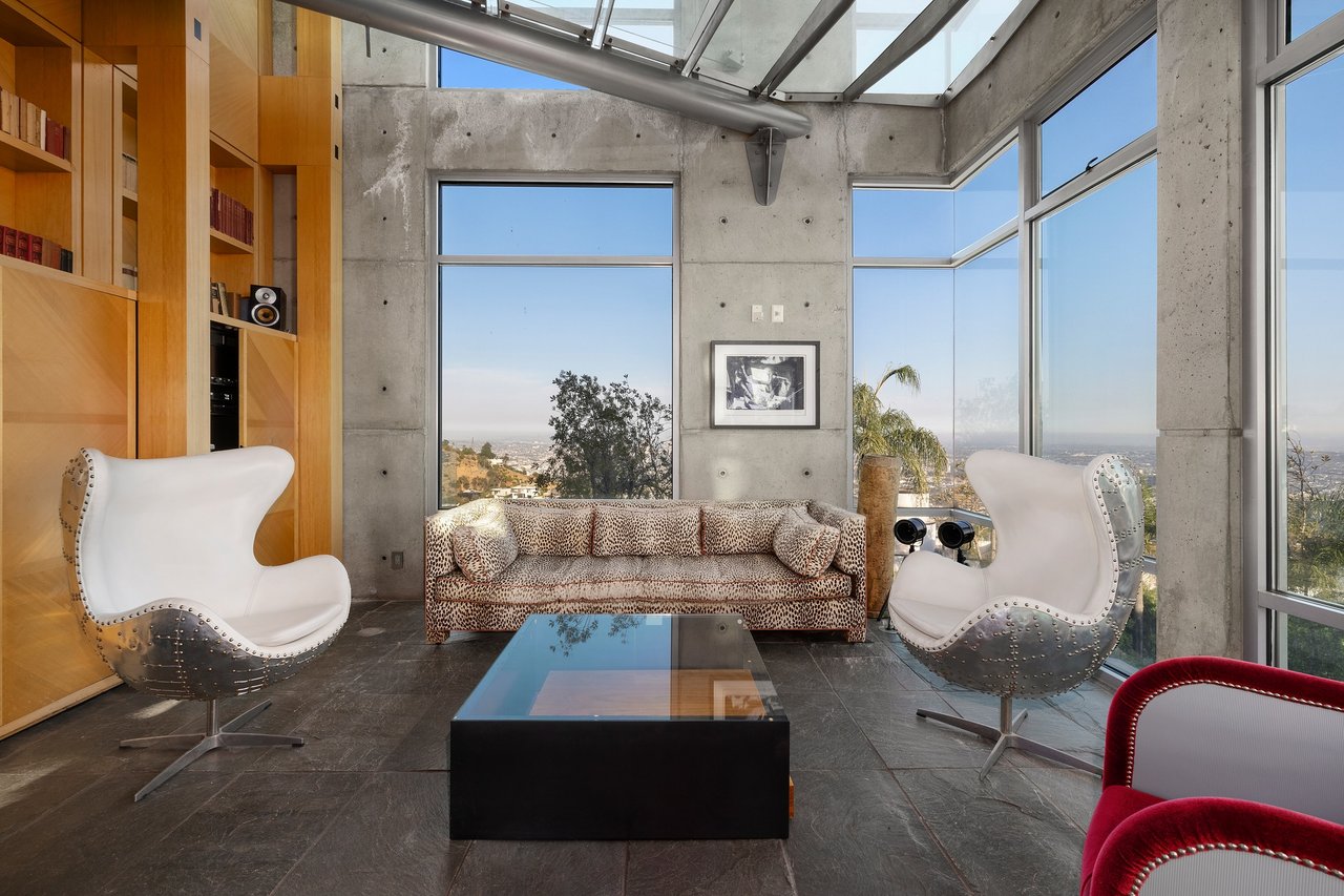 2260 Sunset Plaza Dr