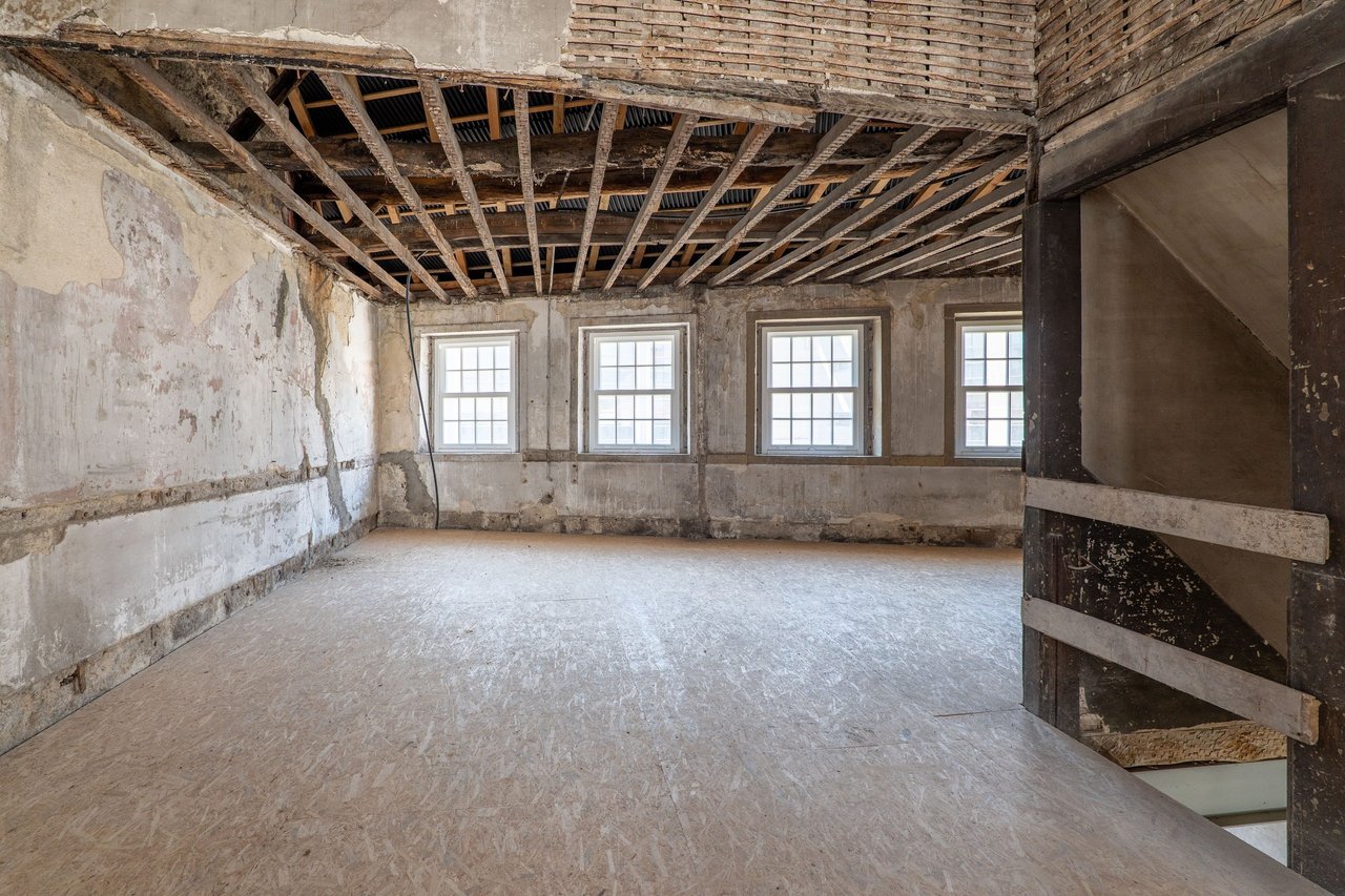 Versatile 450 m² Commercial Building for Lease in Trindade, Porto’s Prime Business Hub