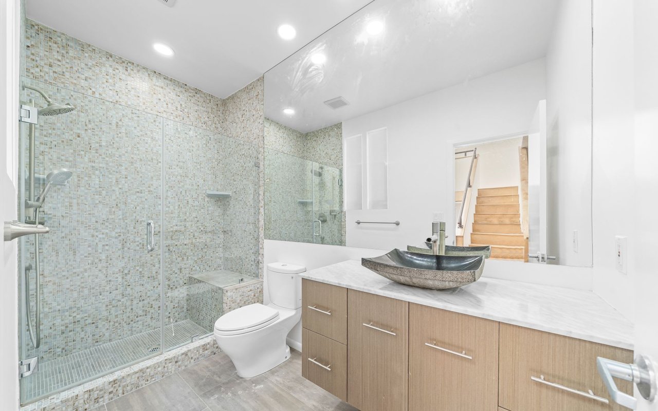1133 N CLARK ST # 303