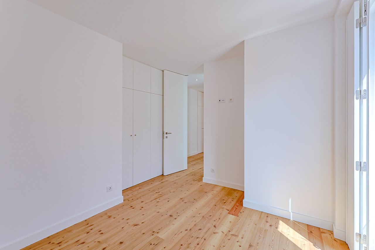 3 Bedroom Duplex with Sea View, Balcony & Private Lift in Monte Estoril