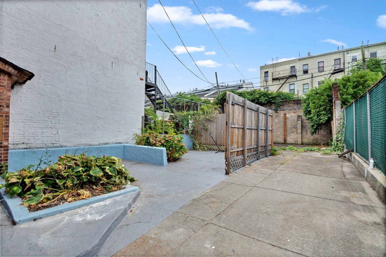 186 Macdougal Street