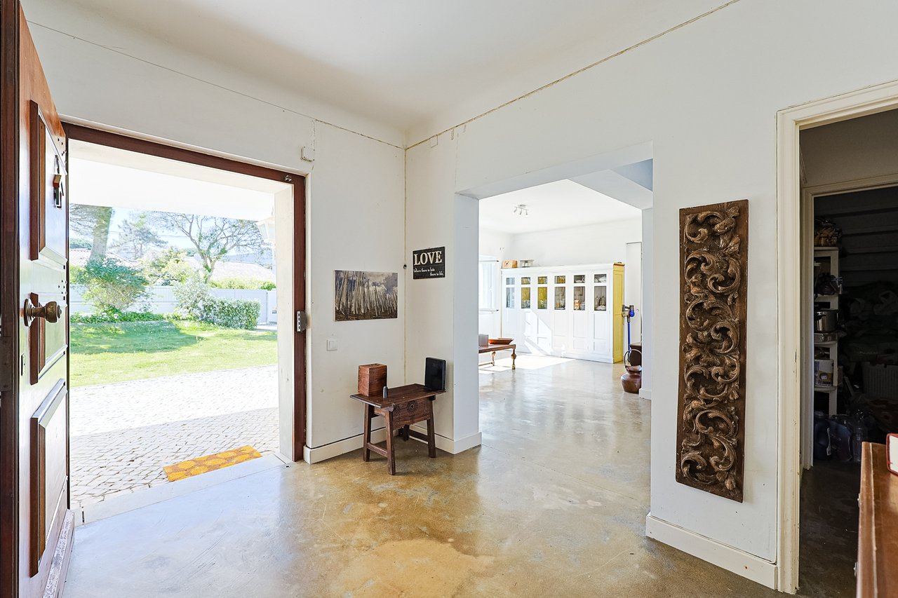Spacious 5-Bedroom Villa with Expansive Garden Near Sintra in Colares
