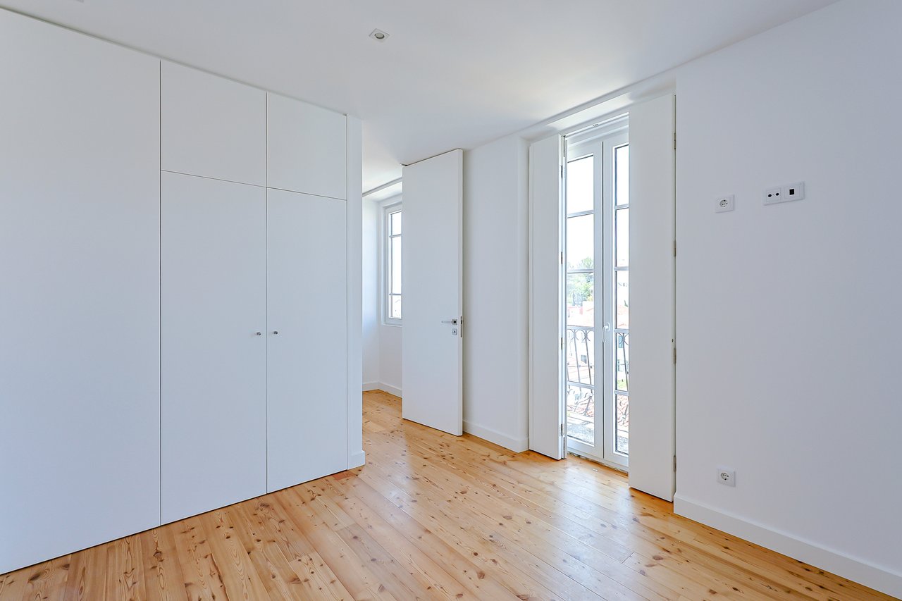 3-BDR Duplex with Sea View, Balcony & Private Lift in Monte Estoril