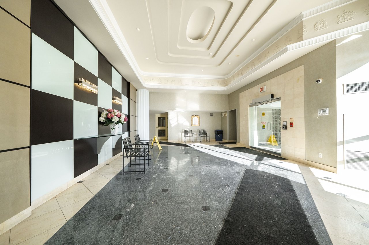 9015 Leslie Street, 807