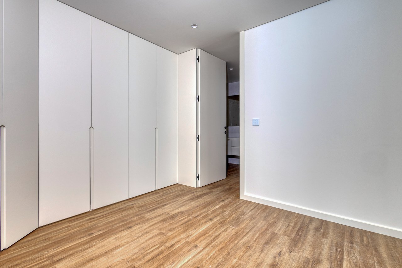 Contemporary 3-Bedroom Luxury Villa with Pool and Large Basement in Palmeira, Braga