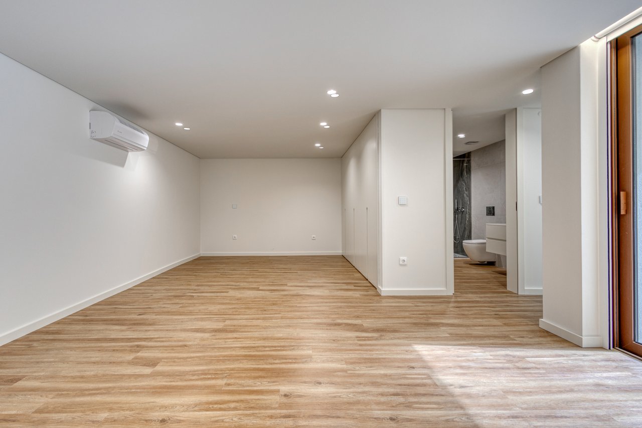 Contemporary 3-Bedroom Luxury Villa with Pool and Large Basement in Palmeira, Braga