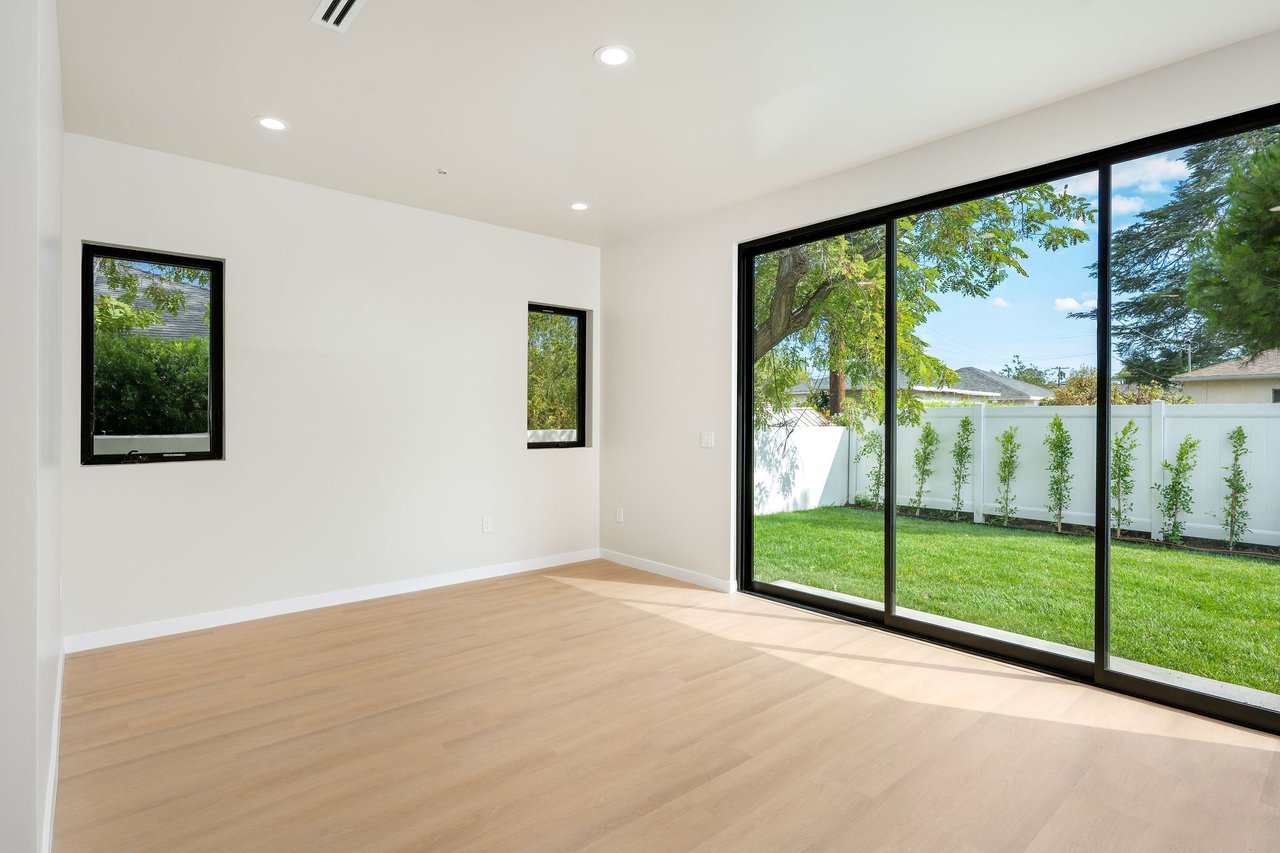 17510 Miranda St, Encino