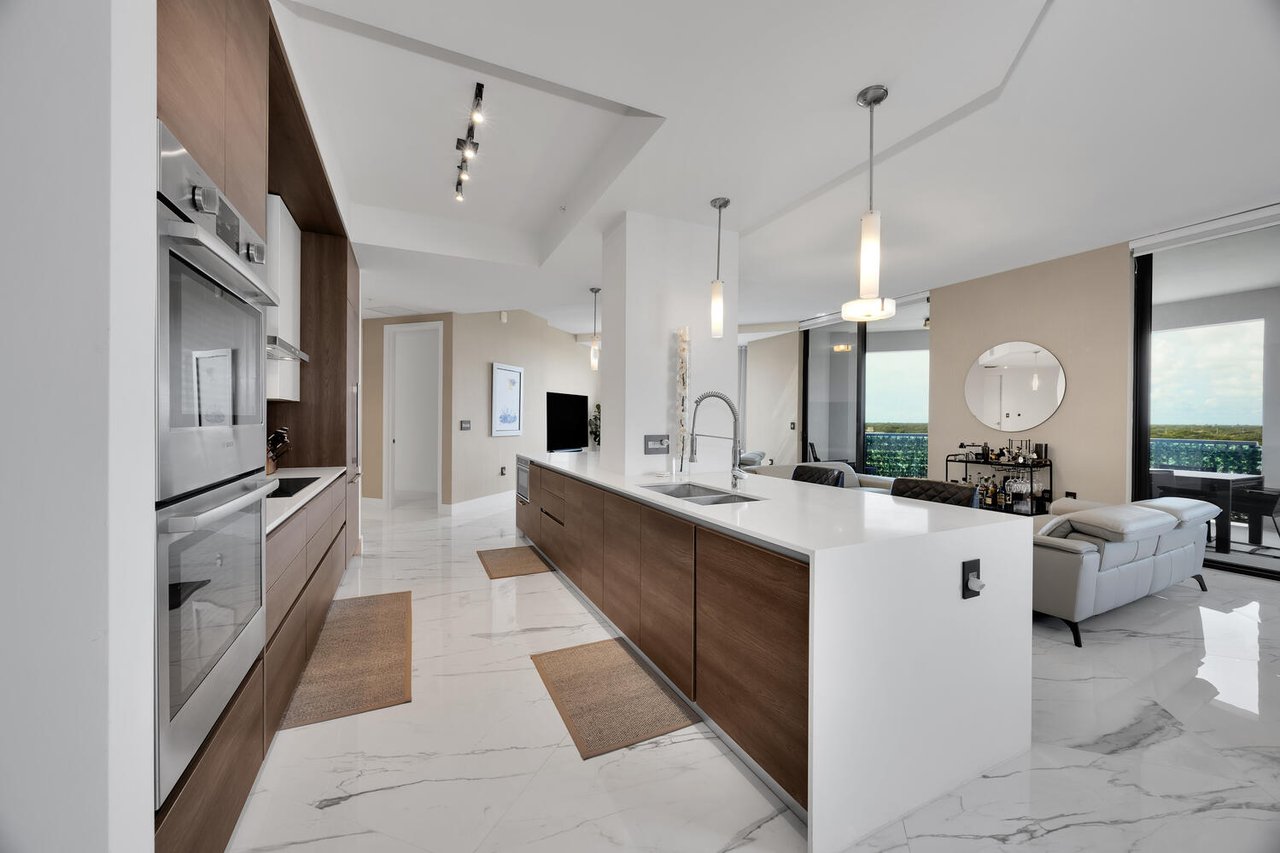 Exceptional Lower Penthouse Corner Unit in The City Beautiful