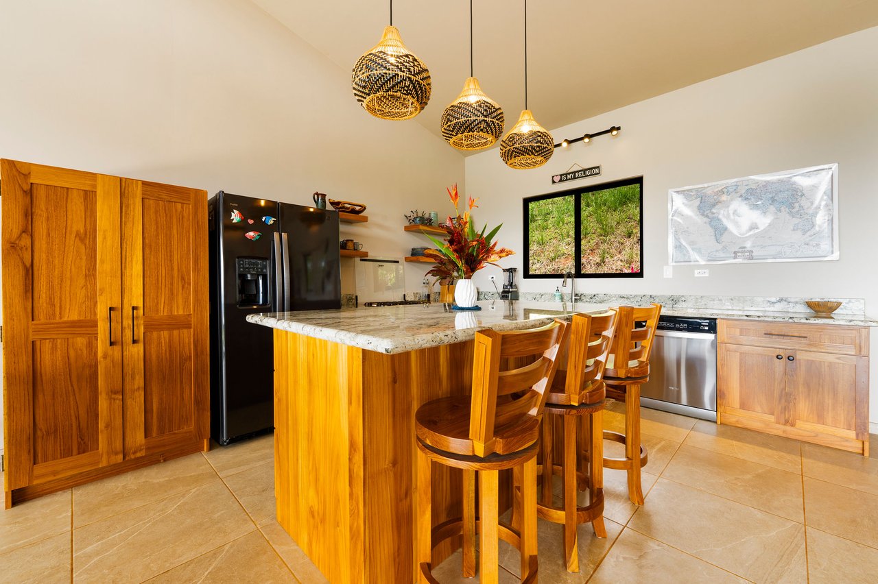 NEW PRIVATE MOUNTAIN HOME WITH OCEAN VIEWS ABOVE LAGUNAS