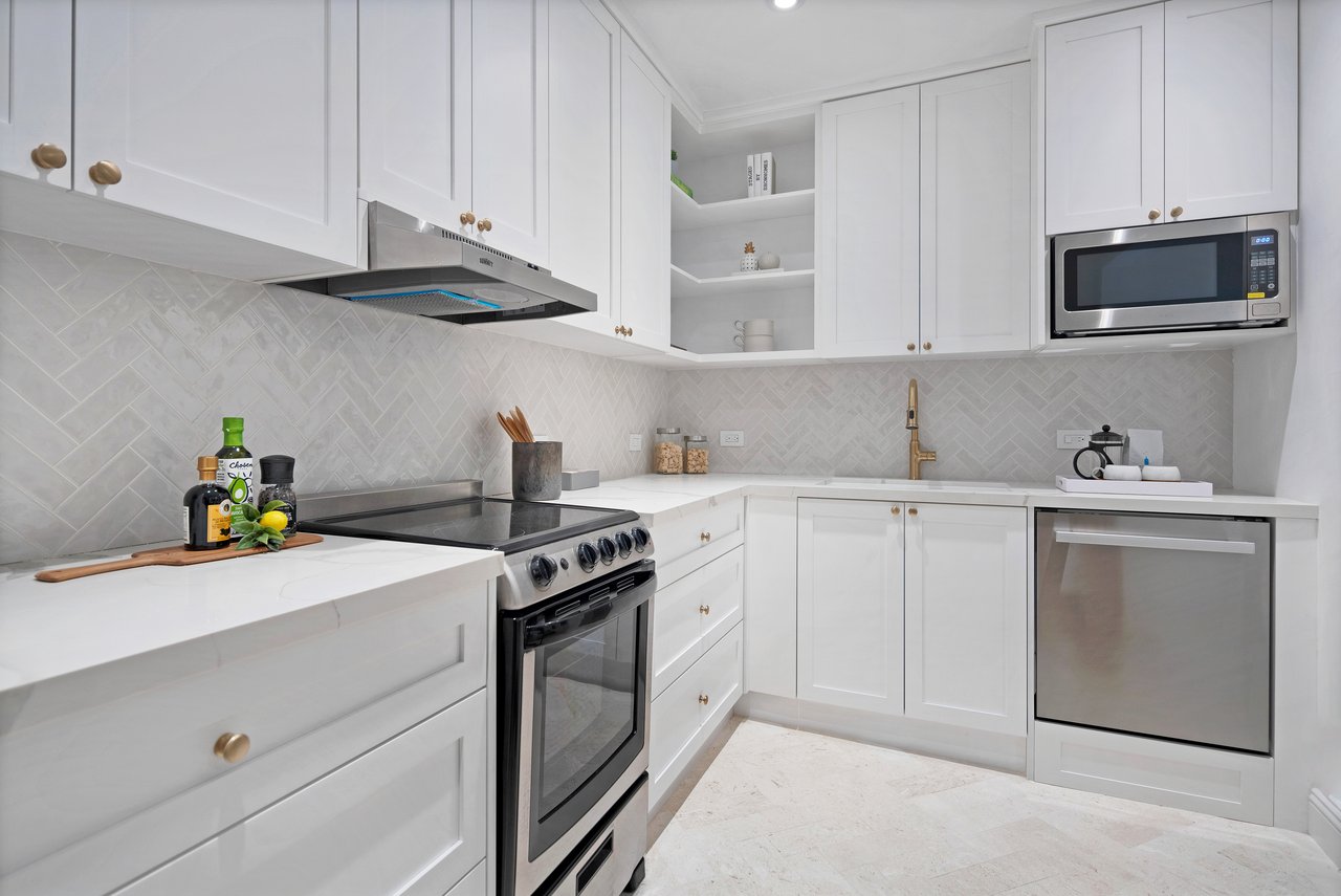 3700 Hibiscus Street "Casa Mamey"