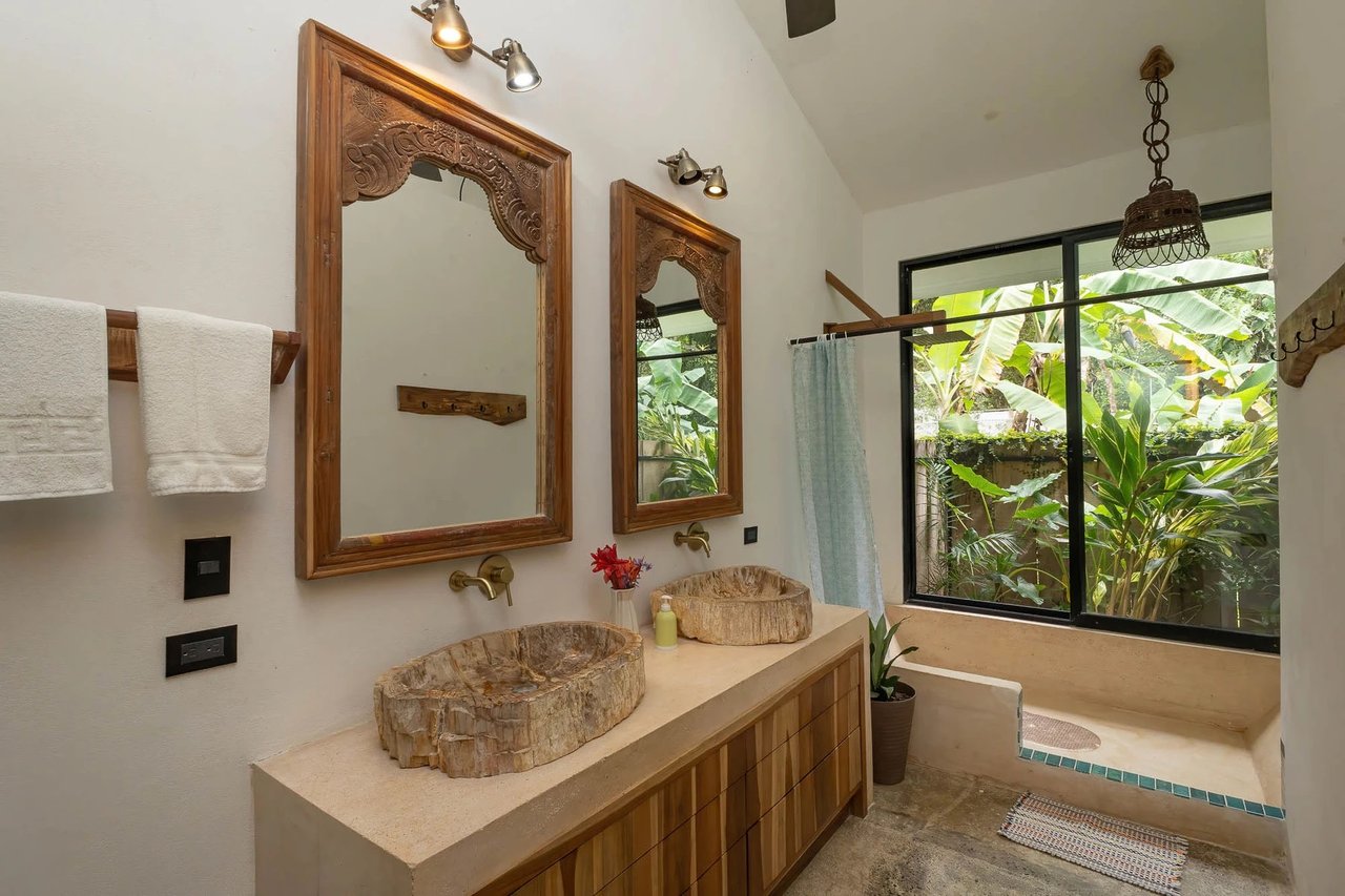 Gorgeous New Rainforest Villa with Pool and Creek, 20 minutes from Quepos