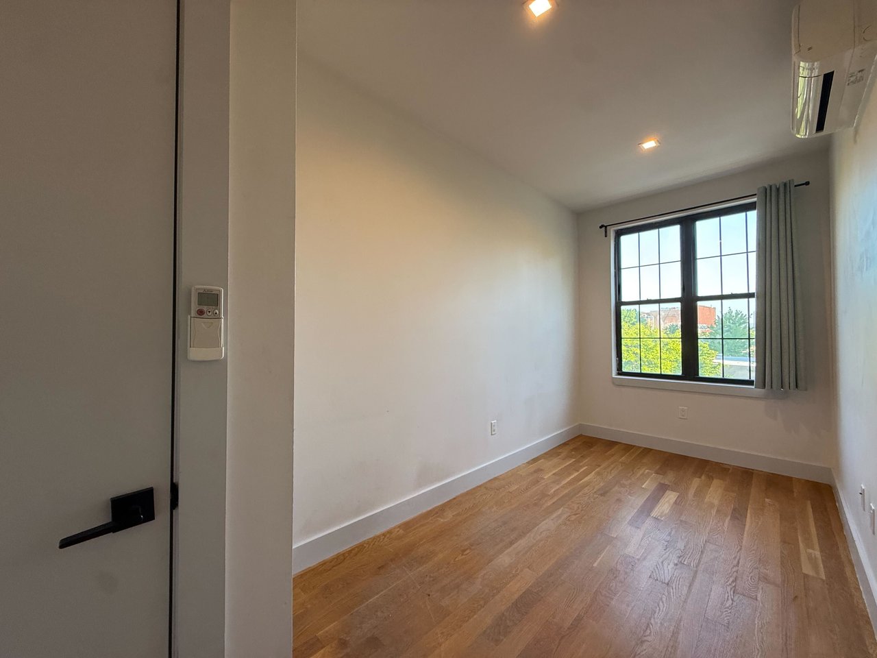 241 Scholes St 2L