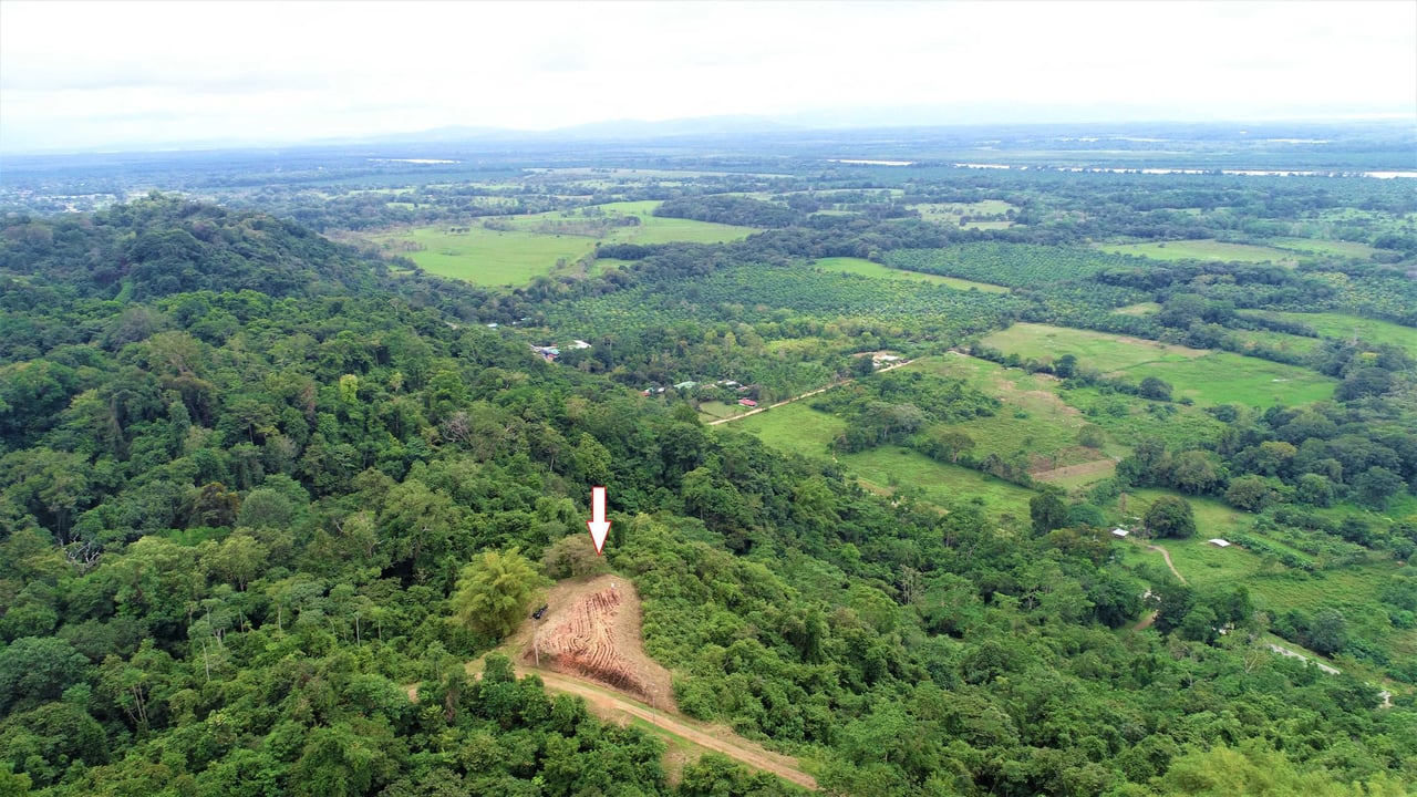 9 acres property with 360 panoramic views and 80m highway frontage
