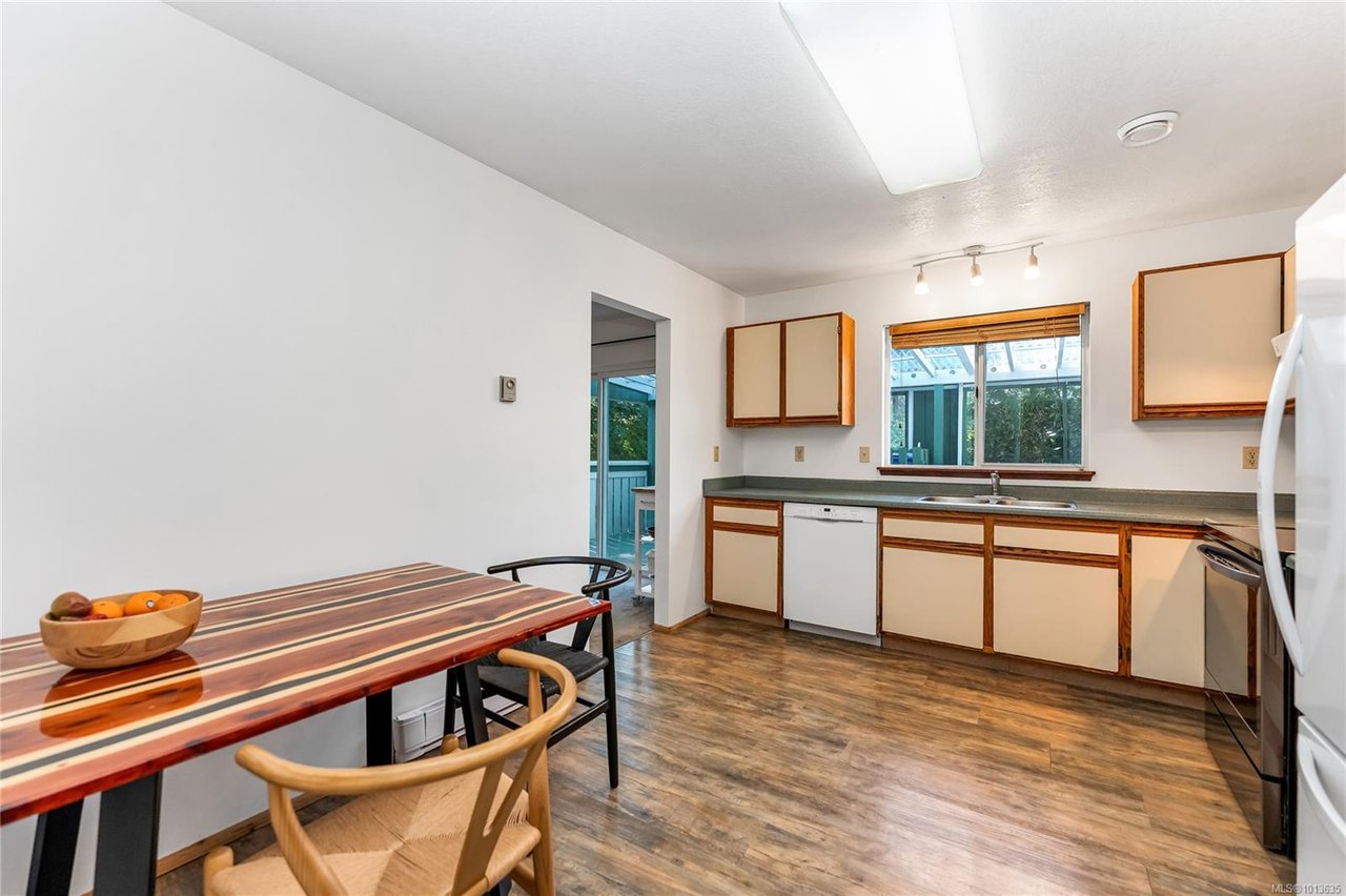 7678 Grieve Cres