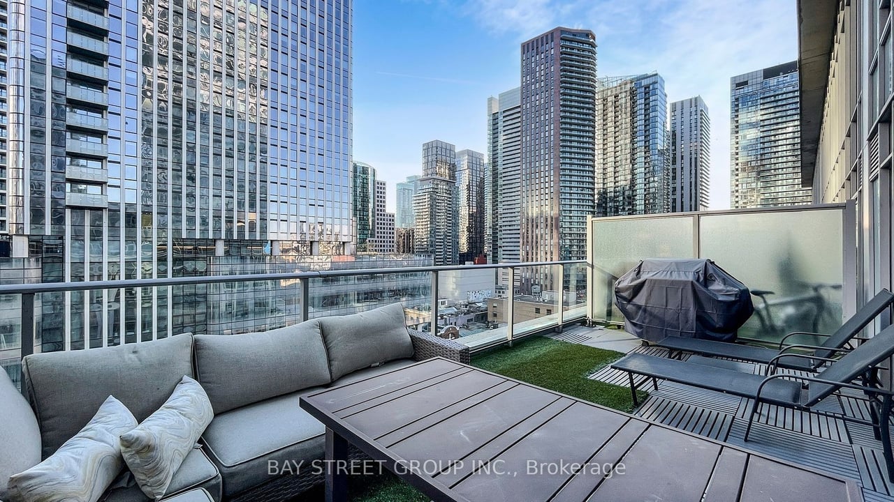 STUNNING SUNNY PENTHOUSE