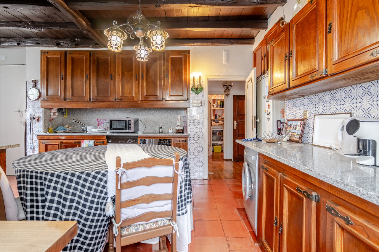 Rustic Four-Bedroom House with Private Land in Folhadela, Vila Real