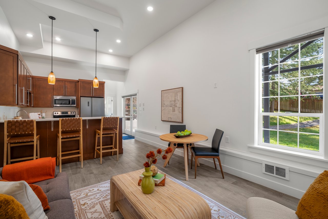 Expansive Lynnwood Living