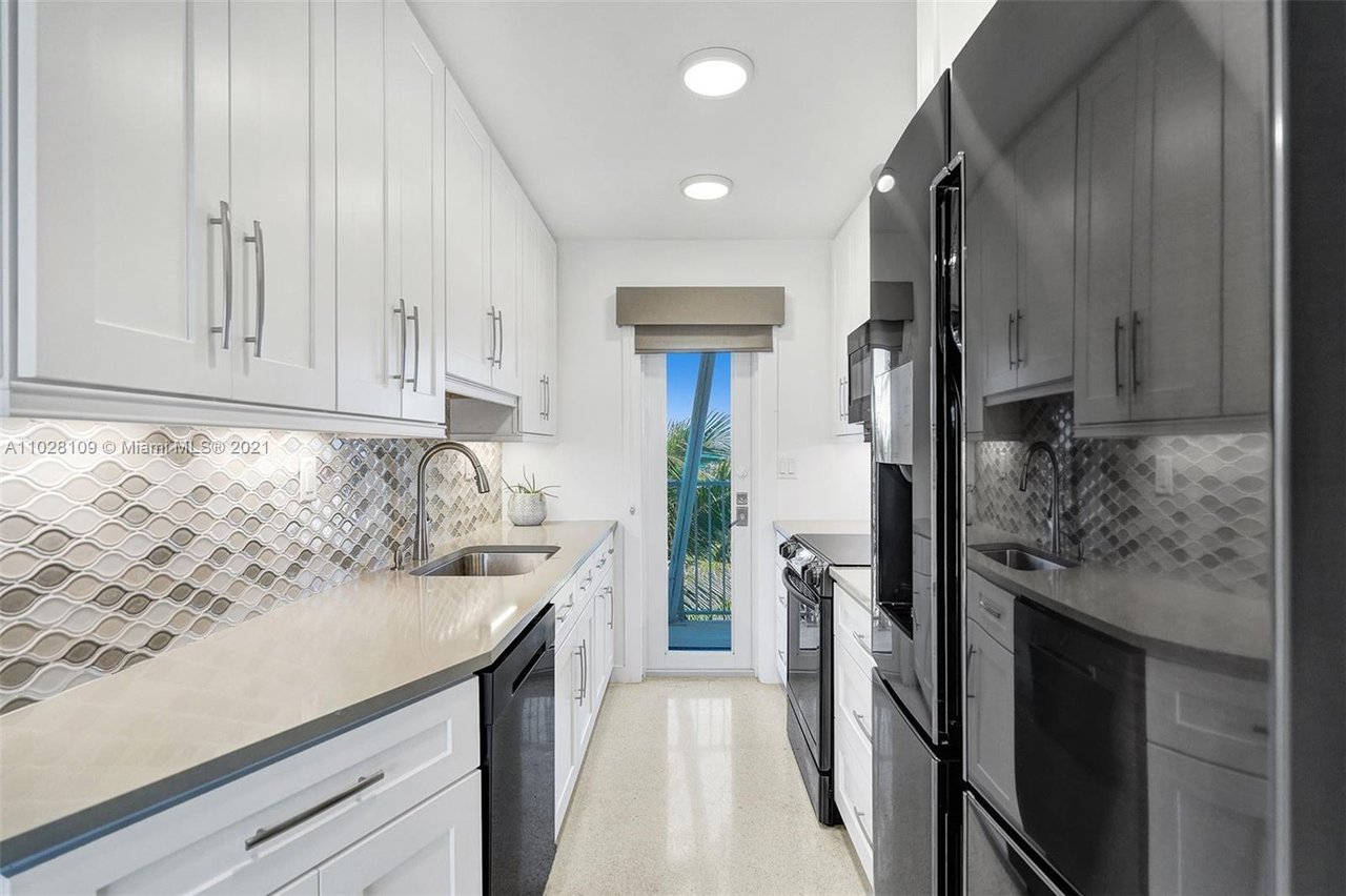 1221 Hillsboro Mile APT 17C