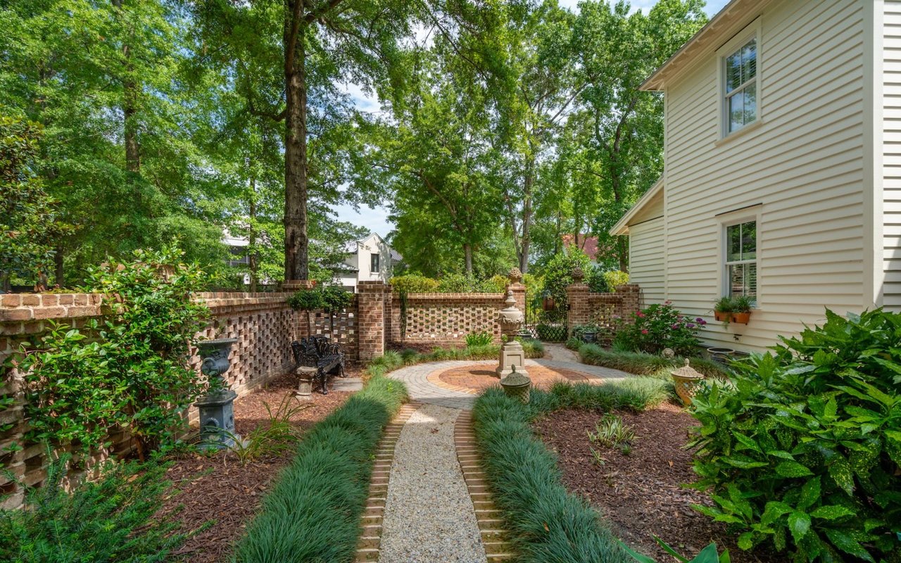 For Sale – Homes with Enchanting Gardens