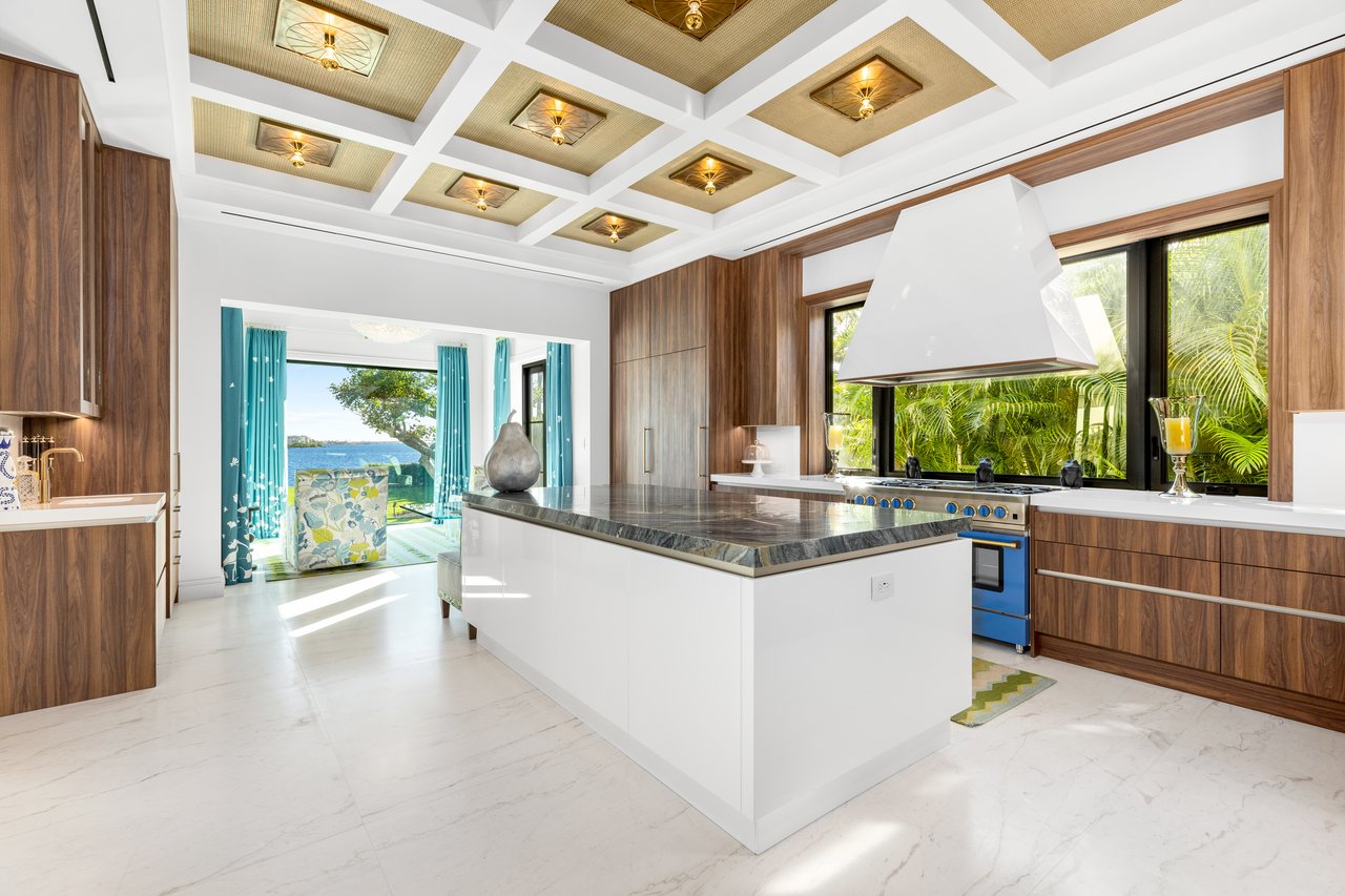 Dutch Colonial Direct Waterfront