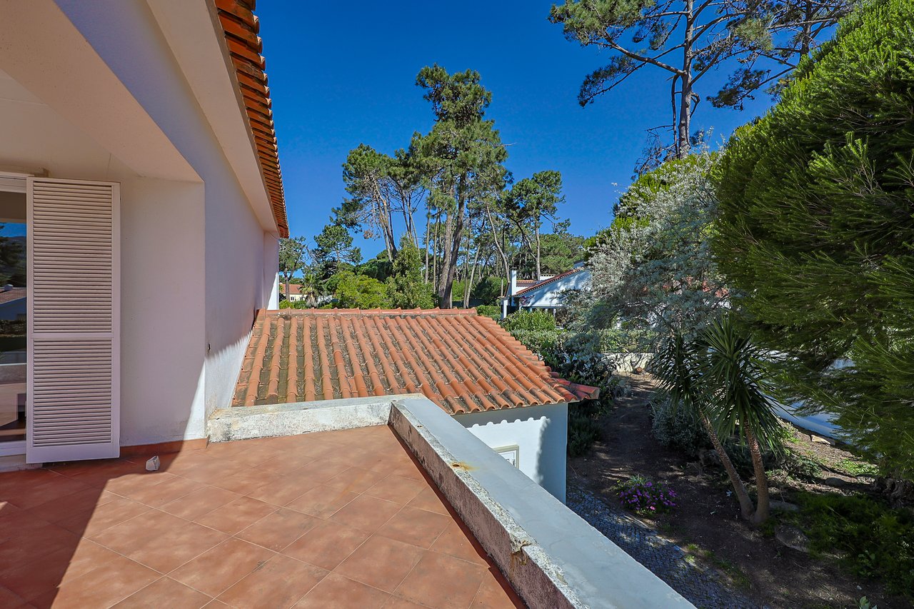 Spacious 5-Bedroom Villa with Expansive Garden Near Sintra in Colares