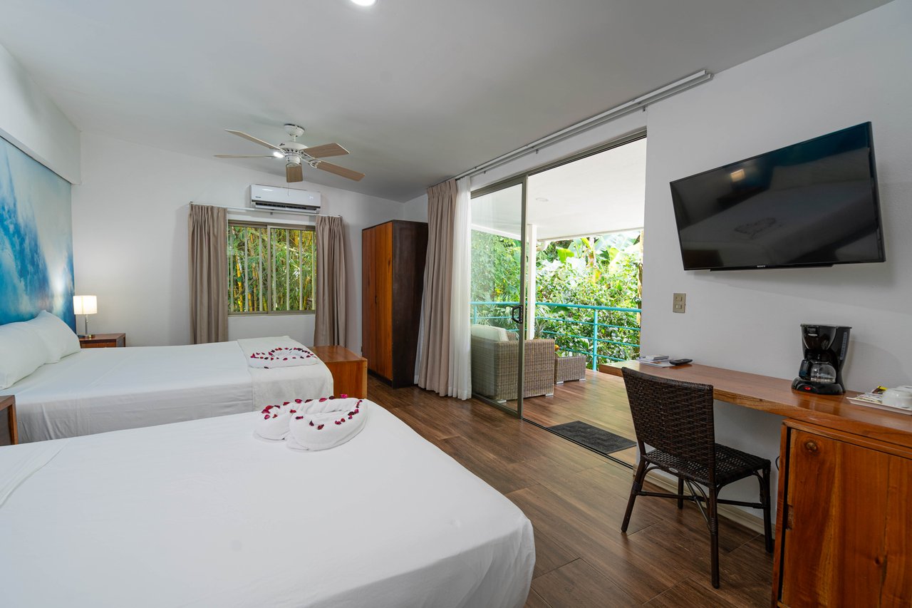 22 Unit Tropical Boutique Hotel steps from Manuel Antonio Park & Beach