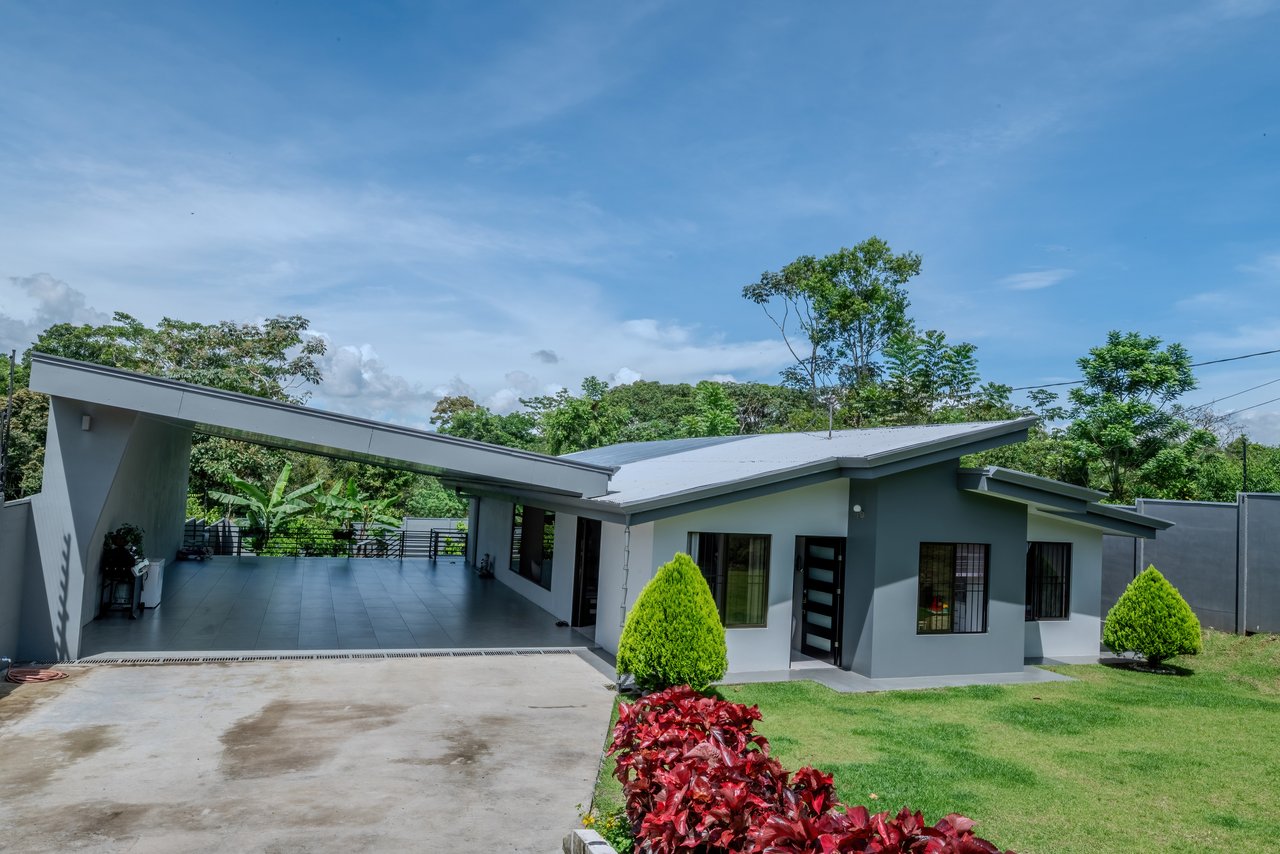Spacius Home in Pérez Zeledón | 3 bedrooms, 3 Bathrooms 