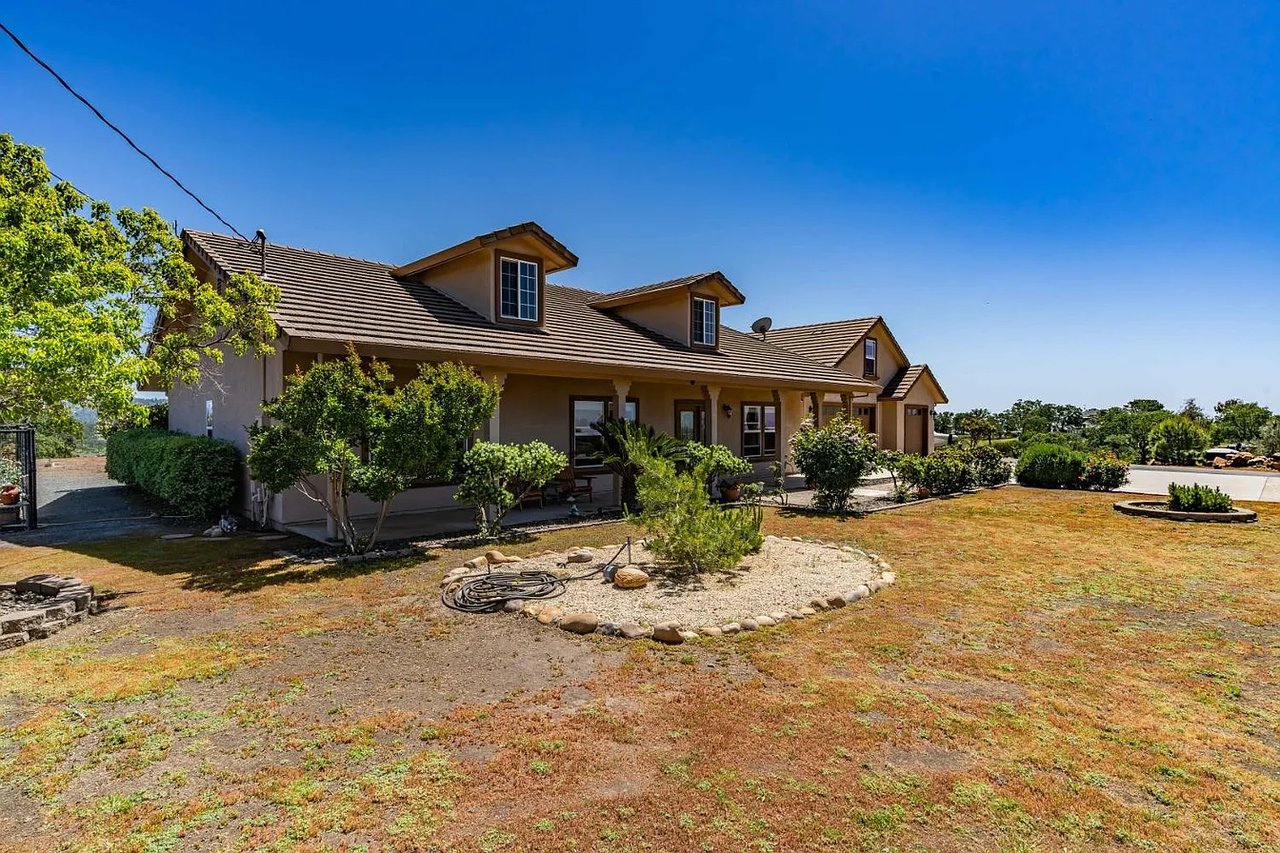 3221 Crestview Dr