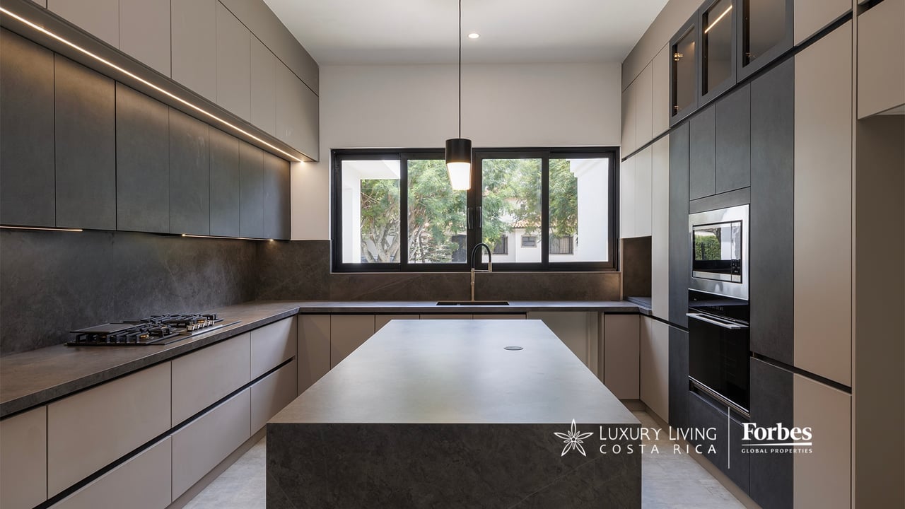 21468 - Remodeled 1-level house, 4 bedrooms, pool, terrace and garden