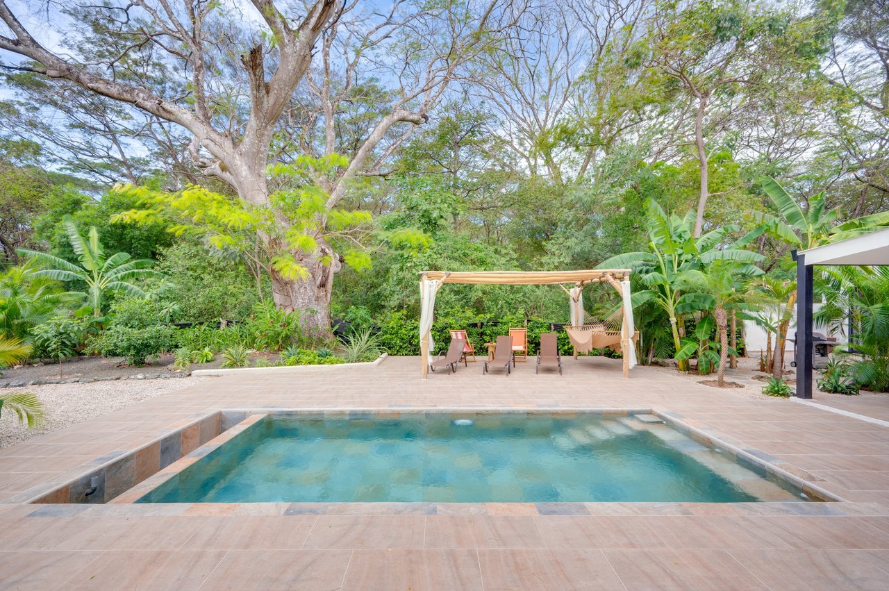 V-Jungla Cecile Refundores | Spacious Modern Villa with Pool, Guest House & Tropical Garden Near Tamarindo Beach