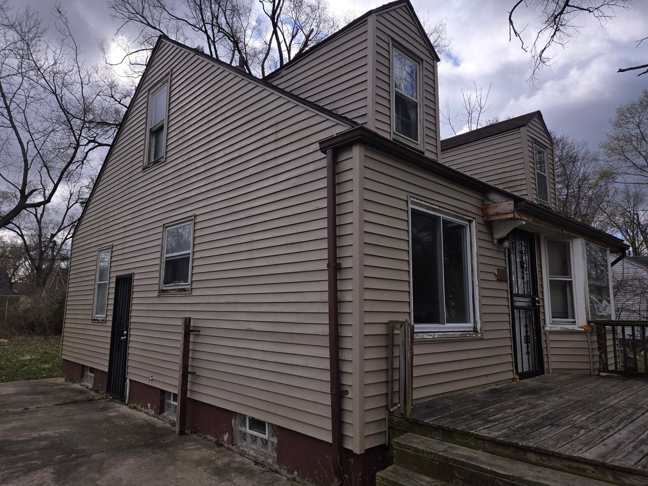 12020 Stout St