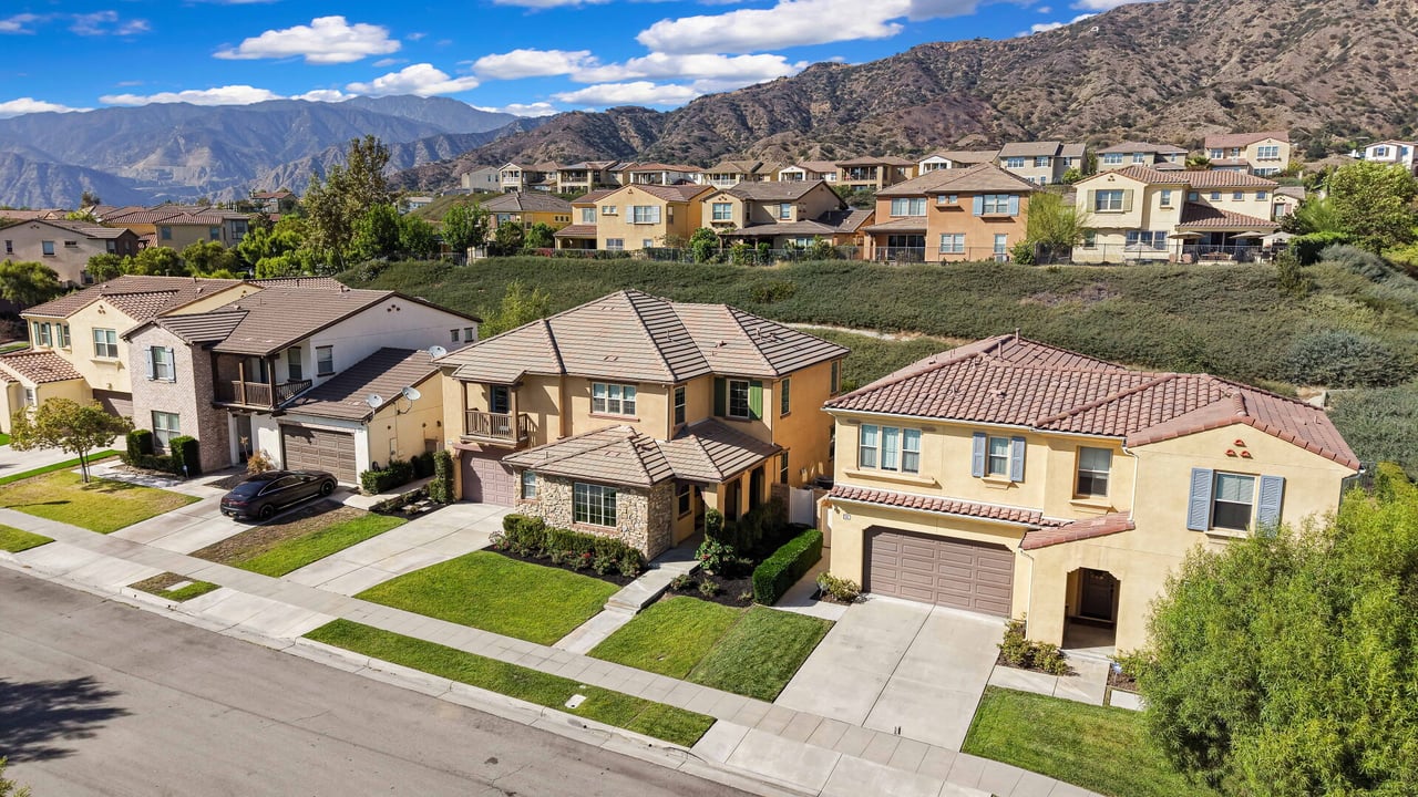 885 E Manresa