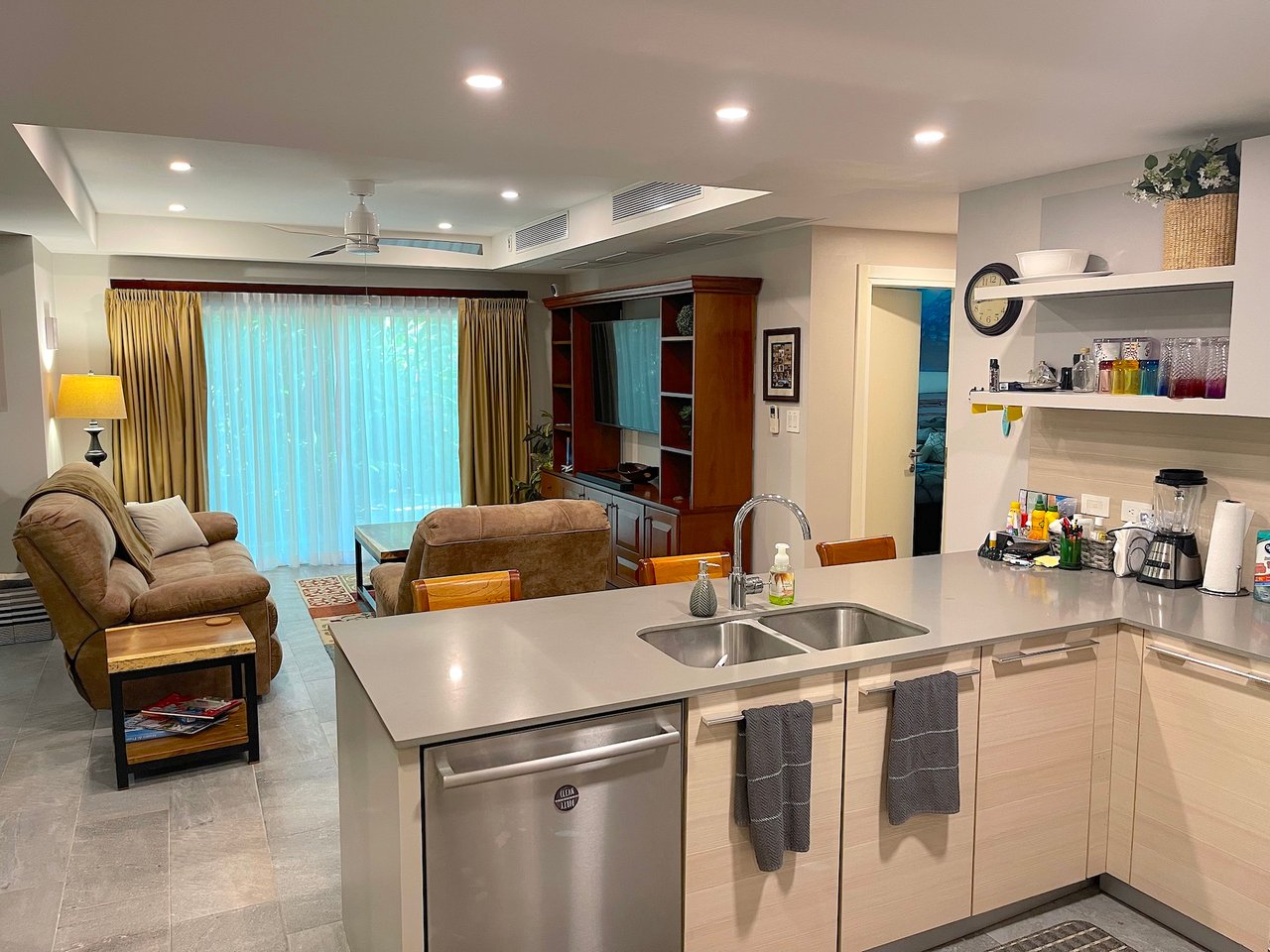 ELAN GROUND FLOOR 2 BEDROOM CONDO WITH BEACH ACCESS. UNIT 4E