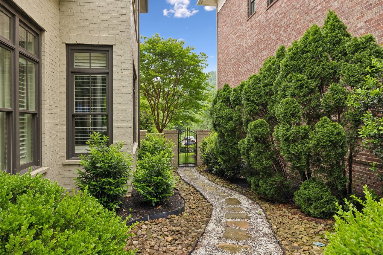 1025 Falling Leaf Cir