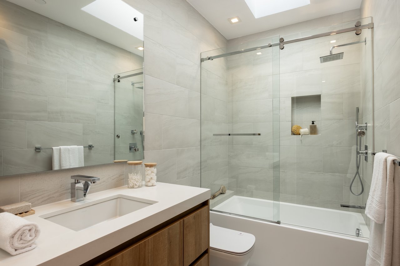 815 N Tigertail Rd, Brentwood