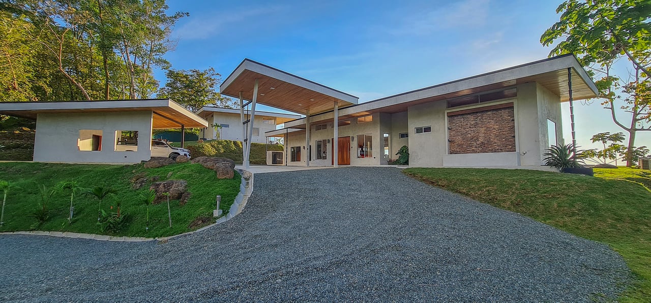 17 Acres Private Estate With Two Homes With Panoramic Views