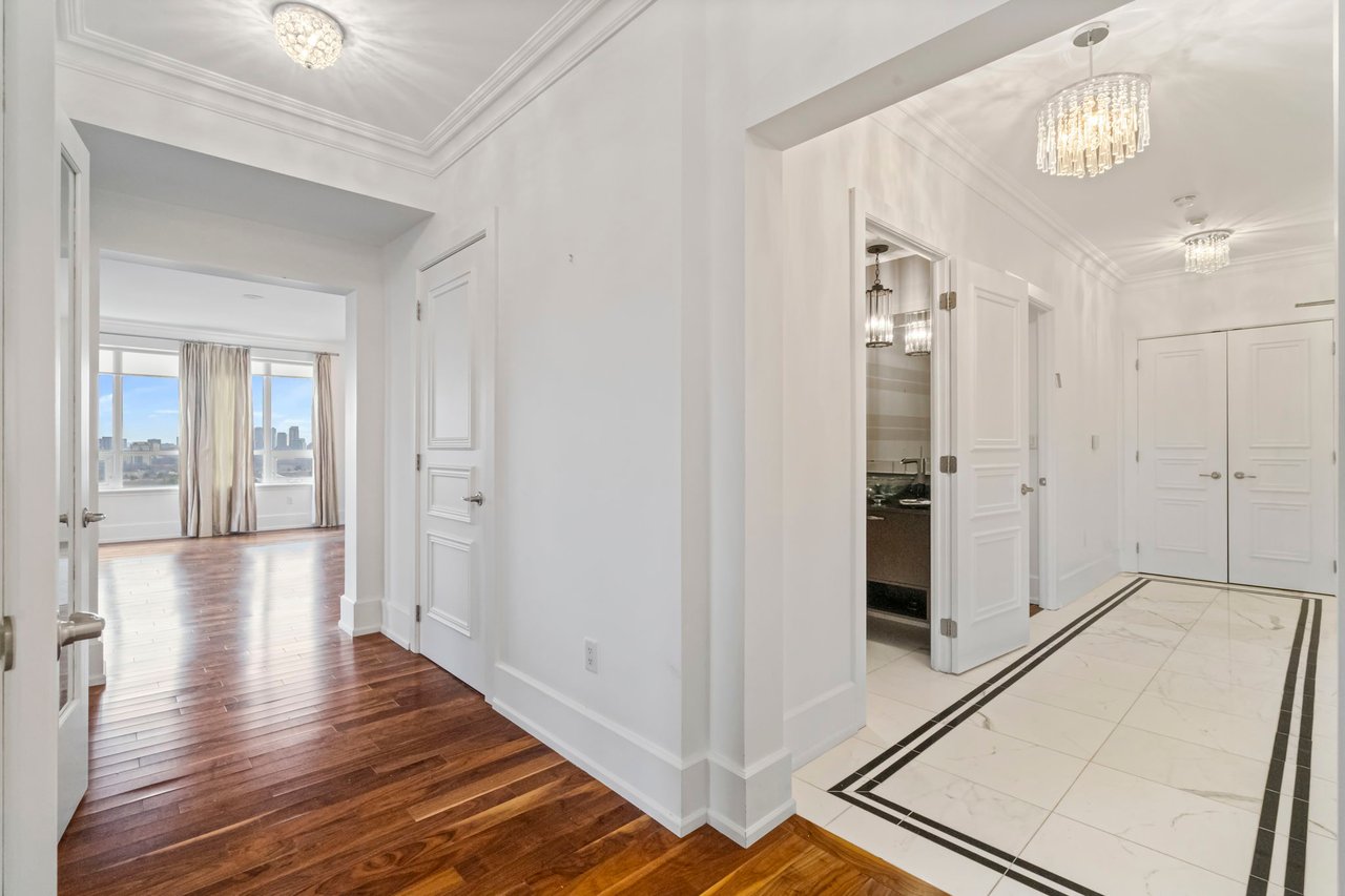 Expansive Corner Unit