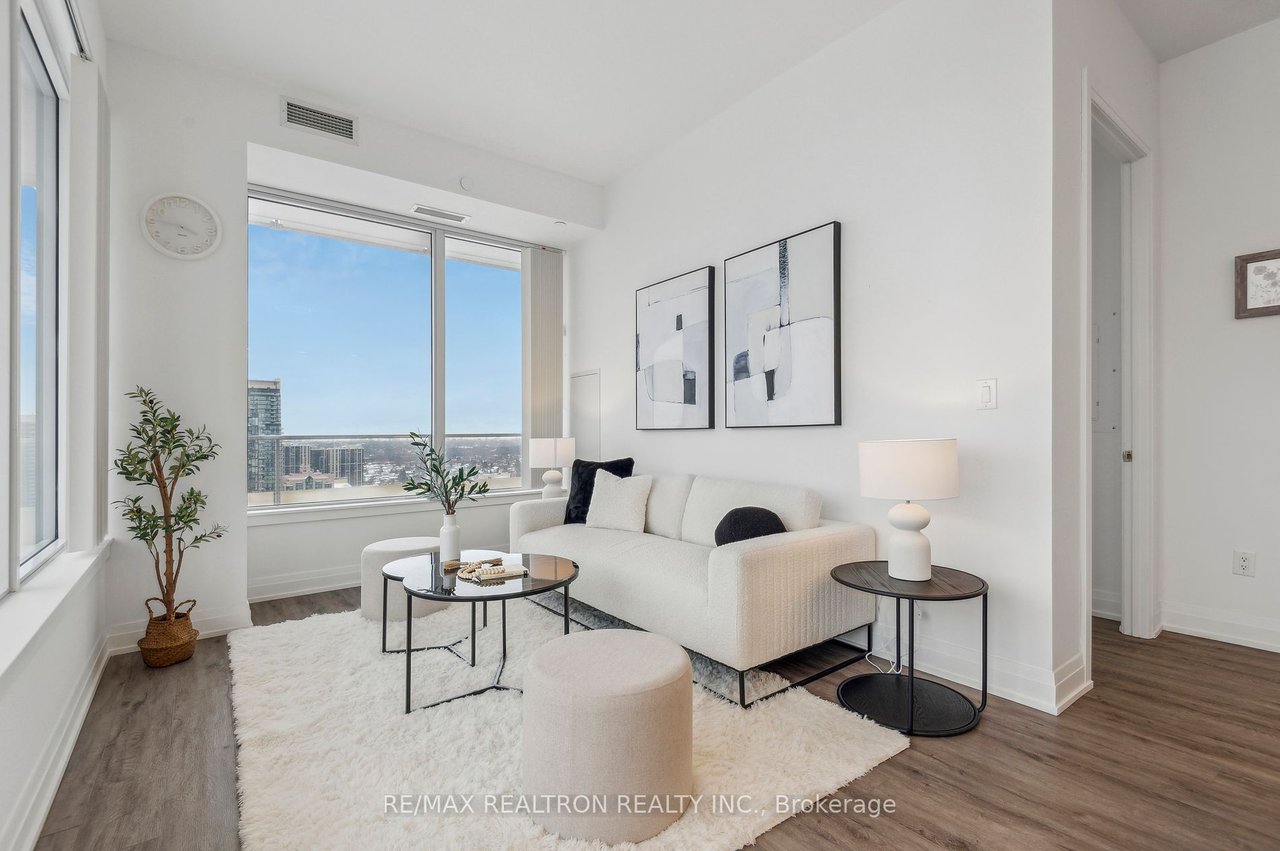 STUNNING, AIRY PENTHOUSE