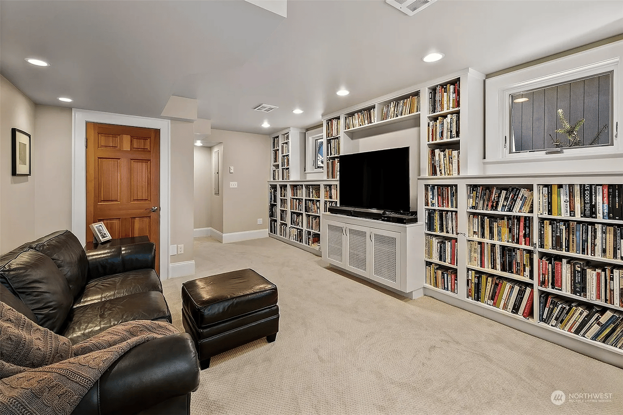 5529 Kenwood Place N