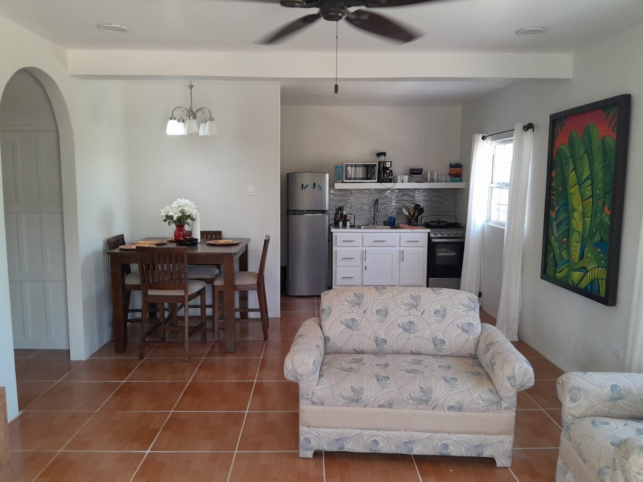 Suburban Comfort 2 bed 1 bath apartment
